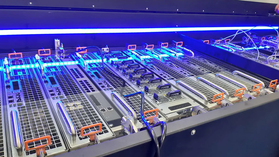 Thế giới tương lai sẽ bị nhấn chìm trong biển GPU AI, không khác gì lò nướng 15.000W chi