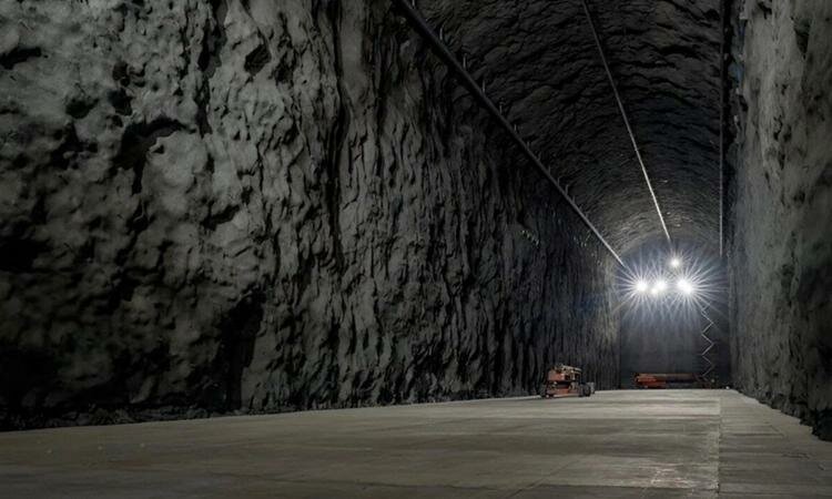 Mỹ "khoét rỗng" cả ngọn núi, xây hang động khổng lồ sâu 1.500m dưới lòng đất để "săn tìm hạt ma"