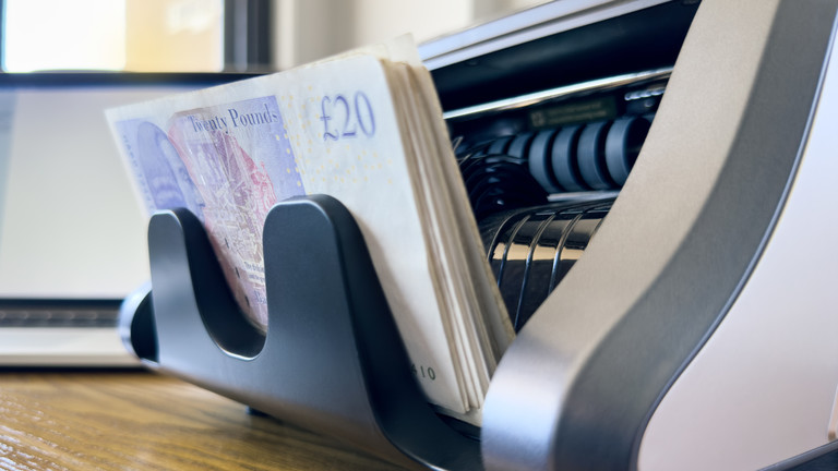 Anh quốc chi hơn 17 tỷ để... đổi màu tiêu đề và dời dấu chấm website - Thưa quý vị, không phải đùa đâu!