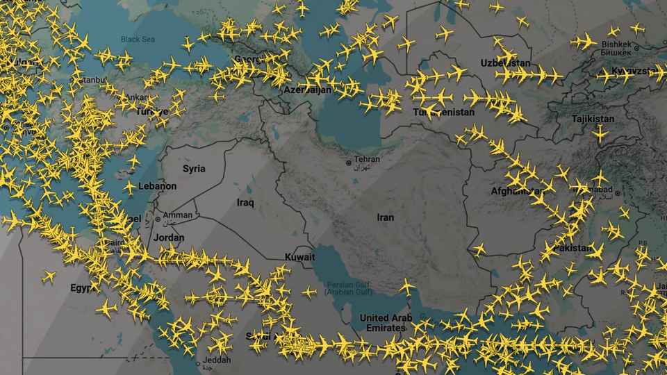 Hàng không toàn cầu chao đảo, hàng loạt chuyến bay bị chuyển hướng tránh xa Trung Đông