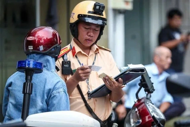 Cùng lỗi không có bằng lái xe, tại sao người đi xe SH bị phạt nặng hơn xe Wave?