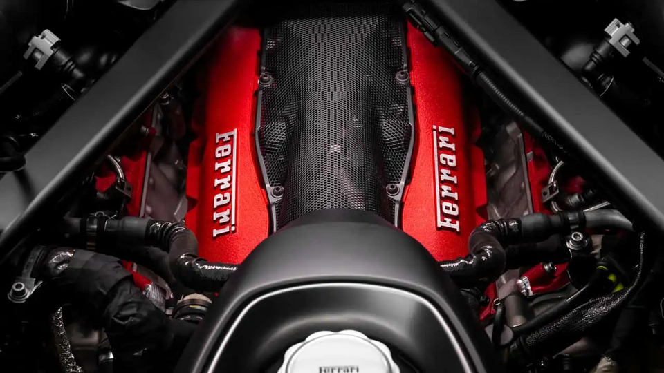 Bất chấp xu hướng điện hóa, Ferrari giữ vững cam kết với động cơ xăng truyền thống và V-12