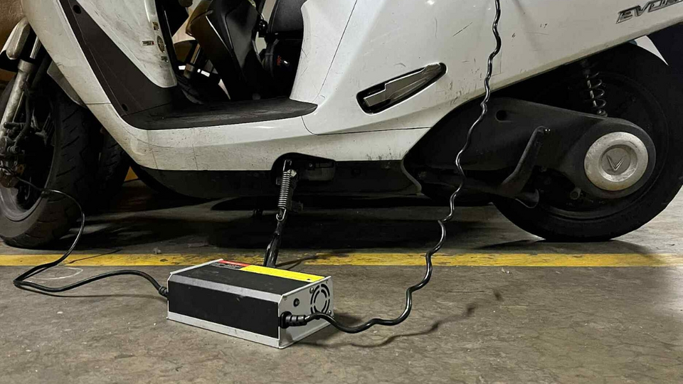 Có nên sạc xe máy điện qua đêm không ? Lưu ý gì khi sạc xe máy điện cho an toàn bền xe