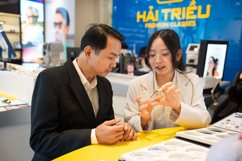 Mua tròng kính chính hãng tại Hải Triều giúp bạn có thêm quyền lợi