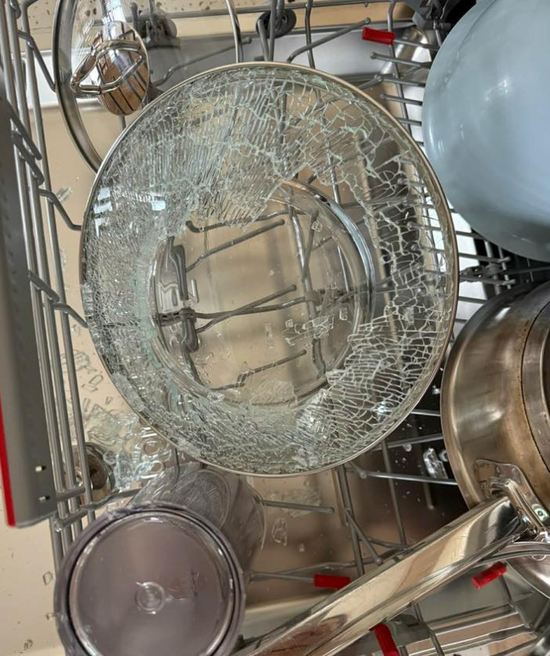 Vung kính tự "nổ" trong máy rửa bát. Nguyên nhân do mua phải nồi đểu hay gì?
