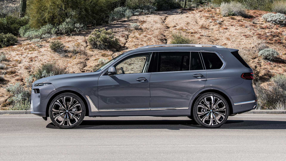 Các đại lý khẩn thiết kêu gọi BMW ra mắt SUV lớn hơn X7 để cạnh tranh Escalade