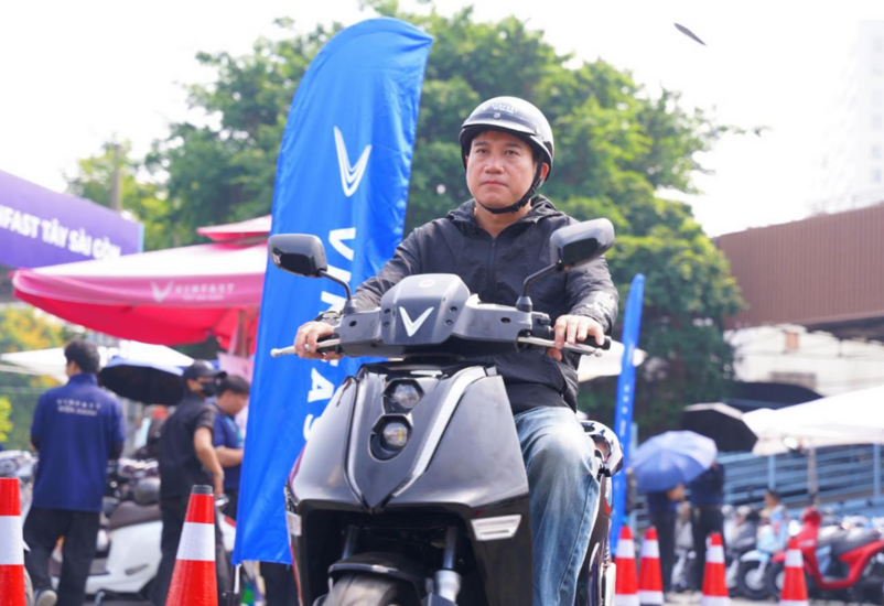 "Đổi xăng lấy điện" cuối tuần này, khách "chốt kèo" xe điện Vinfast được lợi gì?