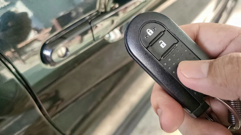 Cách dễ nhất để kiểm tra pin chìa khóa xe ô tô có yếu không
