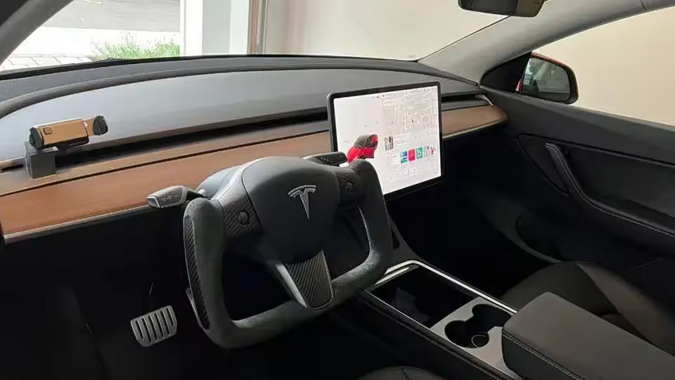 Sau tay nắm cửa ẩn, Trung Quốc cấm tiếp 1 thiết kế vô lăng phổ biến ở xe Tesla