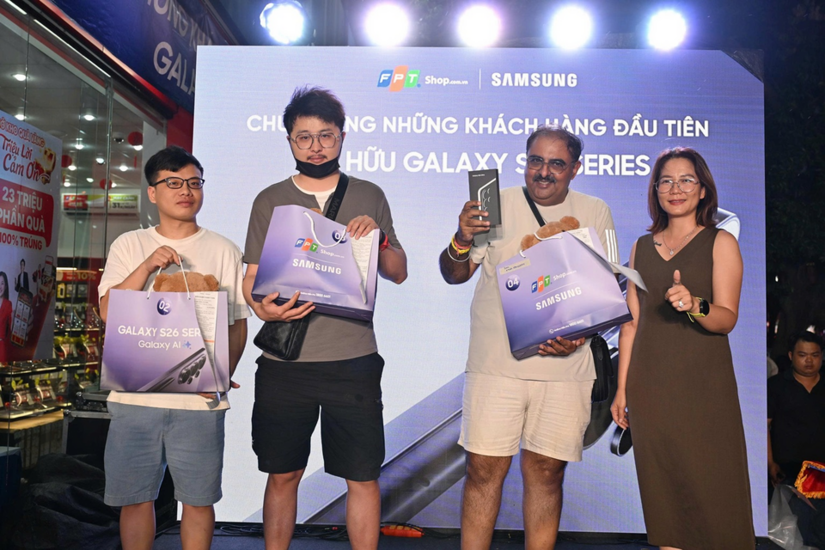 Samsung Galaxy S26 series thu hút đông đảo khách hàng trong ngày đầu mở bán tại FPT Shop