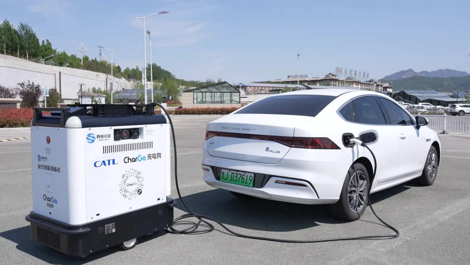Robot sạc di động cho xe điện bắt đầu rộ lên ở Trung Quốc