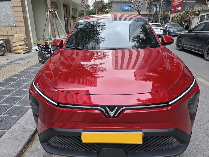 Đây là xe điện đóng tròn trịa cả hai vai: chạy dịch vụ và xe gia đình