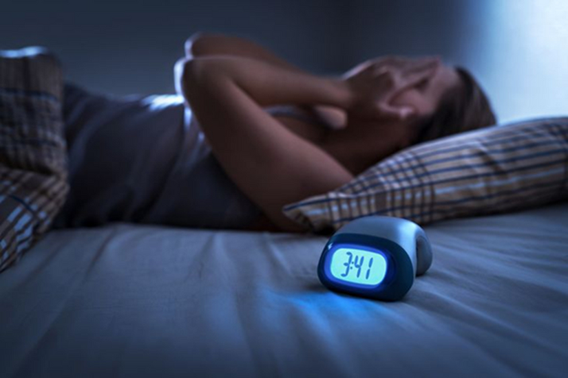Thức dậy giữa đêm, có 3 việc càng làm càng khó ngủ lại