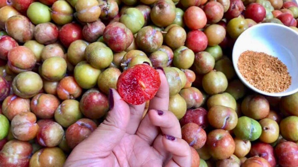 Tại sao không nên ăn quá 7 quả mận mỗi ngày?