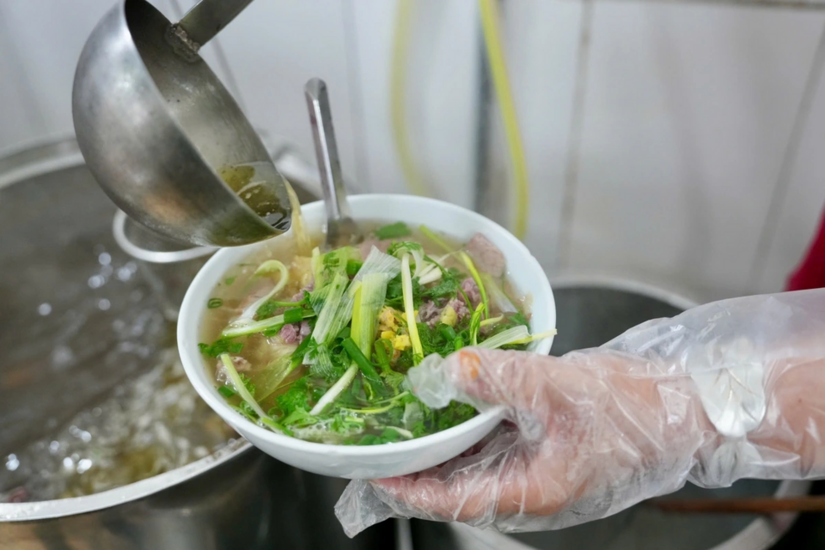 Vì sao không nên húp hết nước dùng khi ăn phở?