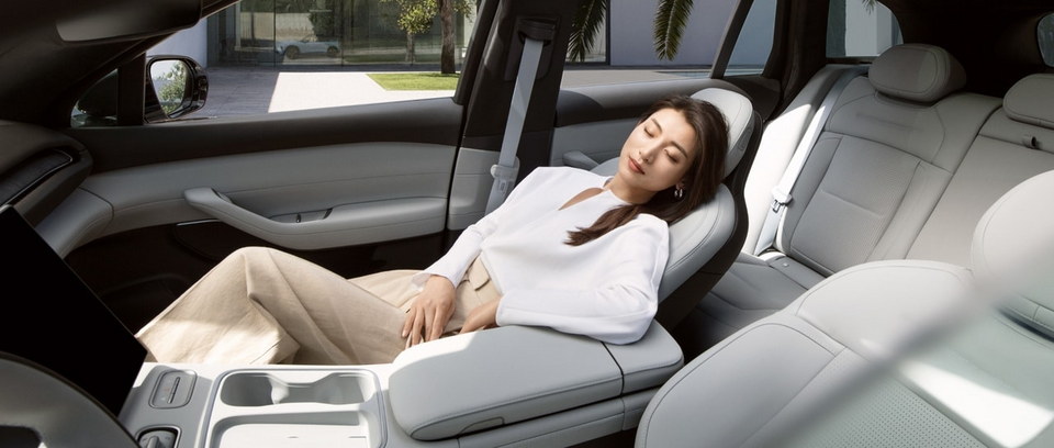 Sau tay nắm cửa ẩn, ngành xe lại đang tranh luận về sự an toàn của ghế không trọng lực