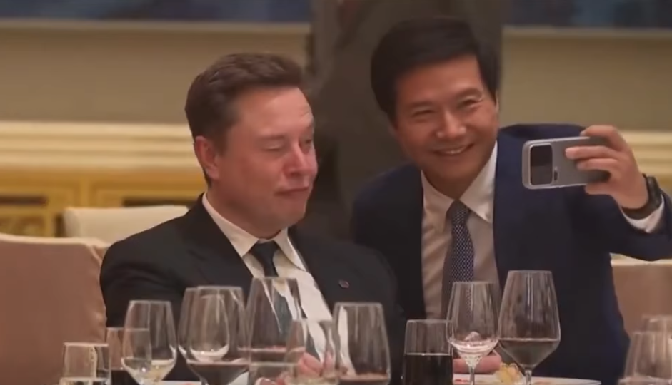 Biểu cảm của Elon Musk khi selfie cùng CEO Xiaomi Lei Jun