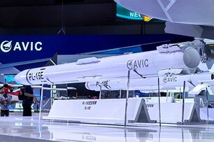 Trung Quốc "khoe" nhà máy sản xuất tên lửa bằng robot giữa căng thẳng Ấn Độ - Pakistan
