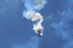 Tận mắt xem máy bay "bơi ngửa" giữa trời, nhào lộn nhả khói còn hơn cả chim tại Huê Kỳ