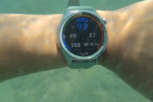 Thử mang Huawei Watch GT 6 đi bơi biển, bắt cá ở Hawaii và cái kết...